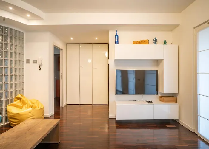 Center - Authentic Yet Modern Retreat *