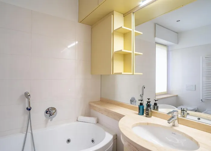 Center - Authentic Yet Modern Retreat * Lecco