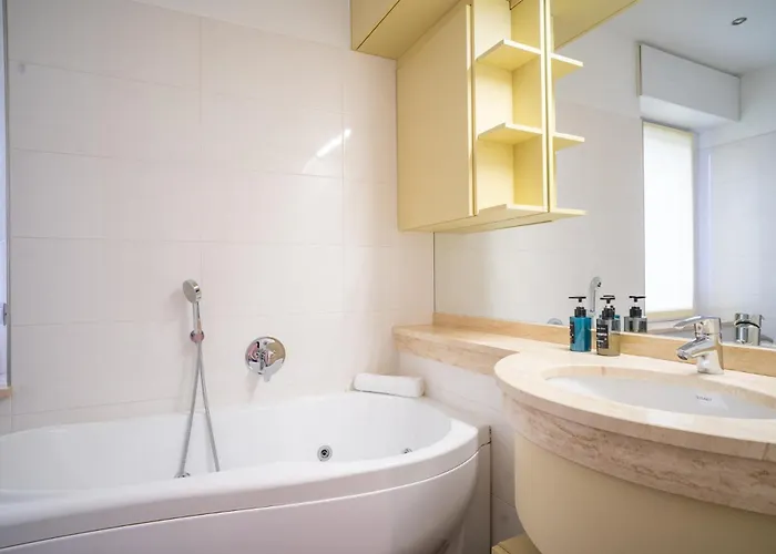 Apartament Center - Authentic Yet Modern Retreat *